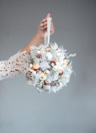 Рождественский подвесной шар в цвете шампуня.1 фото