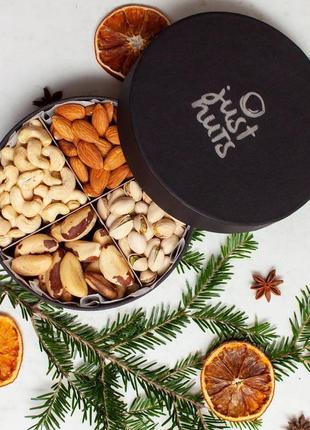 Набір горіхів в подарунковій коробочці,400 г