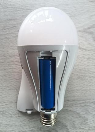 Лампочка з акумулятором (2х18650) led emergency bulb 20вт2 фото