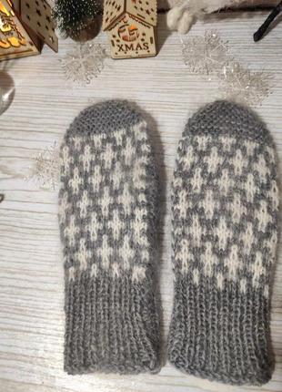 Теплі сірі рукавички з орнаментом