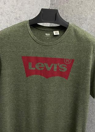 Зеленая футболка от бренда levi’s3 фото