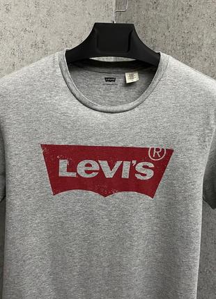 Серая футболка от бренда levi’s3 фото