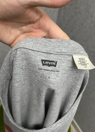 Серая футболка от бренда levi’s5 фото