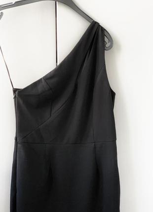 Черное платье на одно плечо по фигуре2 фото