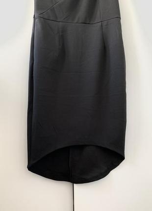 Чорна сукня на одне плече по фігурі5 фото