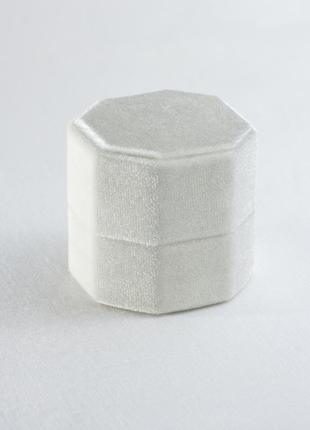 Оксамитова коробочка для кільця (колір coconut milk)2 фото