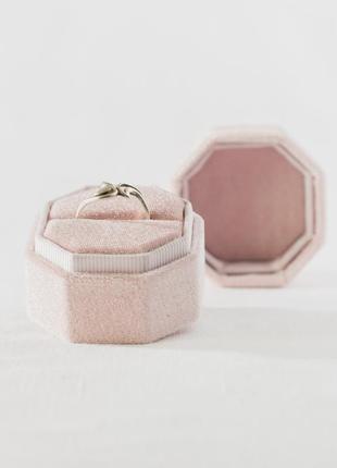 Оксамитова коробочка для кільця (колір mellow rose)3 фото
