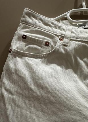 Базовые джинсы с высокой посадкой мамс mom необработанным низом вуроченные4 фото
