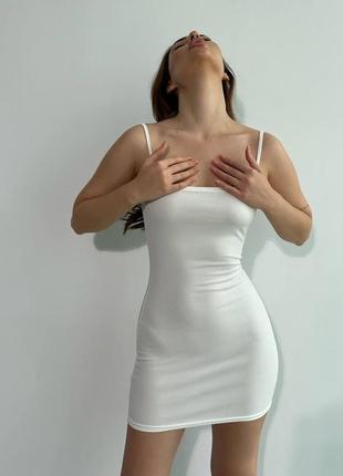 Платье мини в рубчик на бретельках приталено из качественной ткани белая черная стильная трендовая базовая3 фото