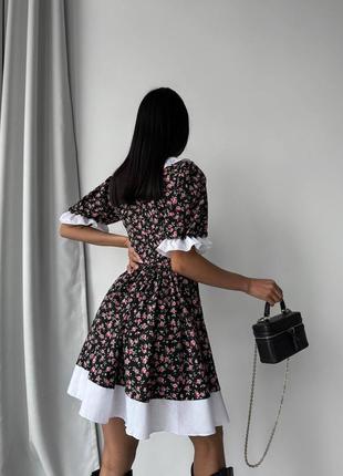 Невероятное платье мини свободного кроя с беллом воротником и белыми рюшами, в цветочный принт черная серая стильная качественная трендовая4 фото