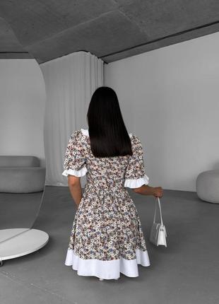 Невероятное платье мини свободного кроя с беллом воротником и белыми рюшами, в цветочный принт черная серая стильная качественная трендовая8 фото