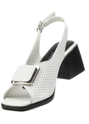 Классические босоножки кожаные удобные на широком невысоком каблуке женские, стильные белые 1371л-а