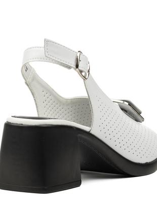 Класичні босоніжки шкіряні зручні на широкому невисокому каблуці жіночі, стильні білі 1371л-а