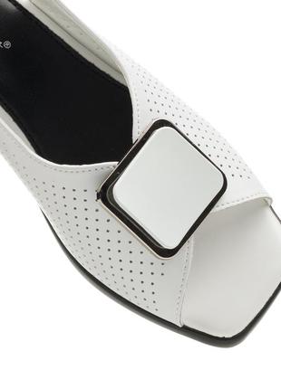 Класичні босоніжки шкіряні зручні на широкому невисокому каблуці жіночі, стильні білі 1371л-а