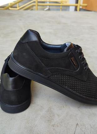Чоловічі літні шкіряні туфлі на шнурівці з перфорацією чорного кольору2 фото