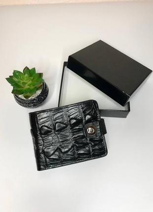 Класичний шкіряний гаманець у чорному кольорі
