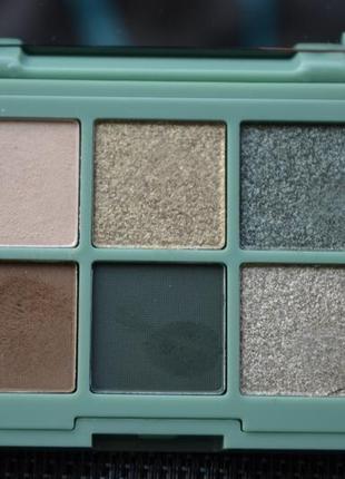 Палетка теней essence danceнг green, небольшой размер, подходит в путешествие