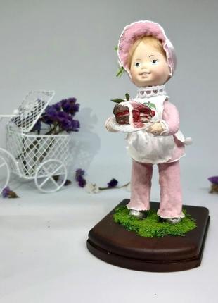 Колекційна ватна іграшка "дівчинка з тортиком"