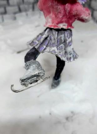 Коллекционная ватная игрушка "девочка на коньках"6 фото