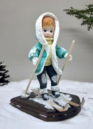 Коллекционная ватная игрушка "девочка на лыжах"