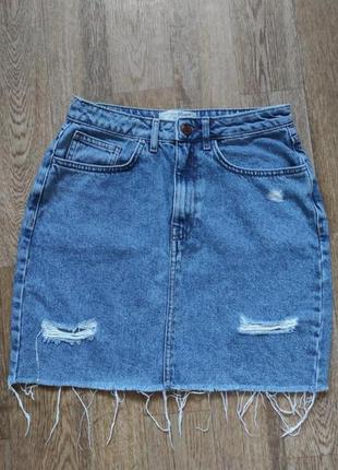 Короткая джинсовая юбка с высокой талией мини юбка с потертостями и необработанным низом2 фото