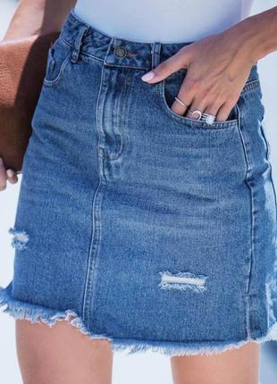 Короткая джинсовая юбка с высокой талией мини юбка с потертостями и необработанным низом1 фото