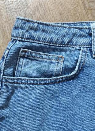 Короткая джинсовая юбка с высокой талией мини юбка с потертостями и необработанным низом4 фото