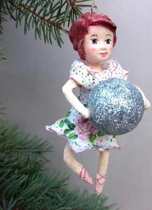 Колекційна ватна іграшка "дівчинка з кулькою"1 фото