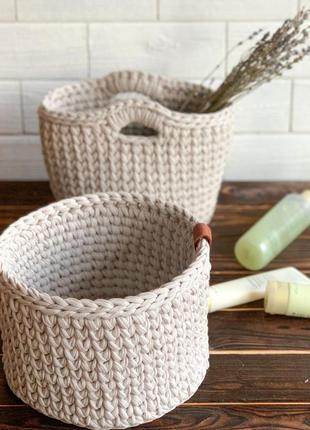 Вязаная корзинка с ручками. вязаная сумка из хлопковой пряжи. корзинка крючком