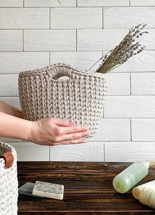 Вязаная корзинка с ручками. вязаная сумка из хлопковой пряжи. корзинка крючком
