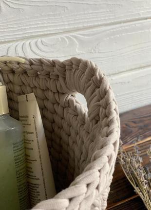 Вязаная корзинка с ручками. вязаная сумка из хлопковой пряжи. корзинка крючком