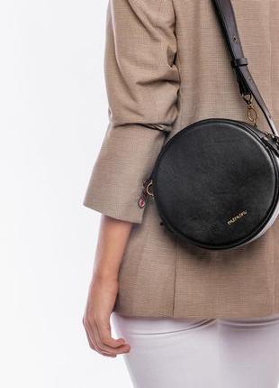 Маленька кругла сумка жіноча кроссбоді з китицями бахроми7 фото