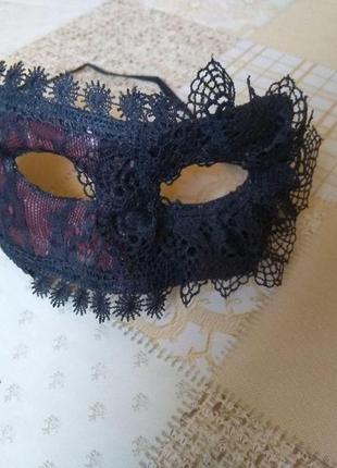 Карнавальна маска з чорним мереживом