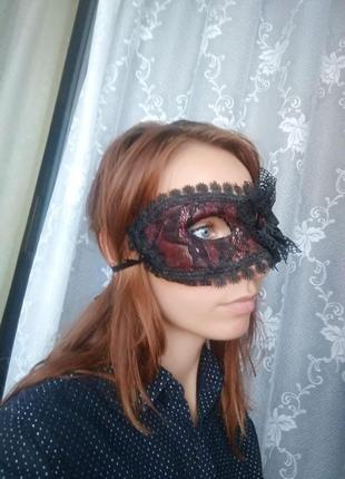 Карнавальная маска с черным кружевом4 фото