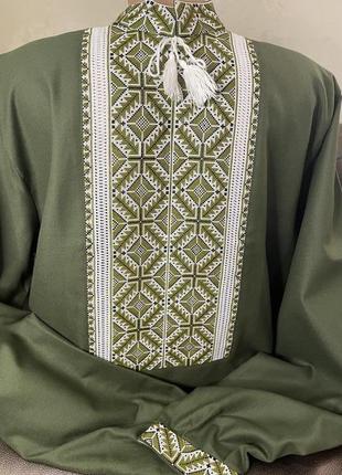 Стильна чоловіча вишиванка на зеленому домотканому полотні ручної роботи. ч-16795 фото