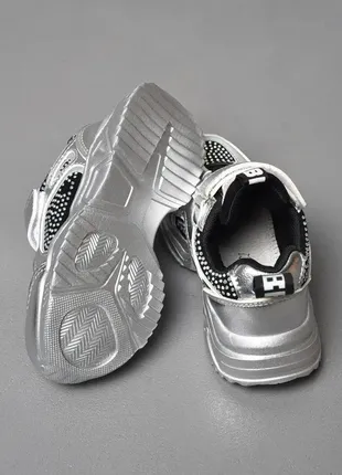 Стильные блестящие серебристые кроссовки со стразами на липучке3 фото