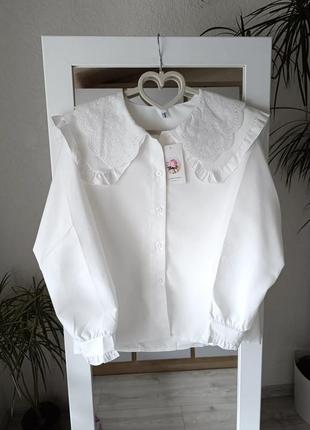 Рубашка белая с воротничком и прорезной вышивкой в виде zara, блузки