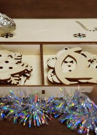 Новогодний набор игрушек на елку "з новим роком" в деревянной упаковке. в наборе 10 разных игрушек из дерева.2 фото