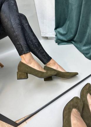 Замшевые туфли цвета хаки оливковые на удобном каблуке3 фото