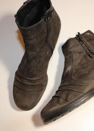 Зручні шкіряні черевики відомого бренду