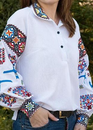 Жіноча вишиванка біла сорочка з яскравим орнаментом1 фото