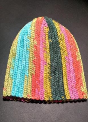 Набор из двух разноцветных вязаных шапок3 фото