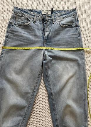 Светлые джинсы мом с потертостями5 фото