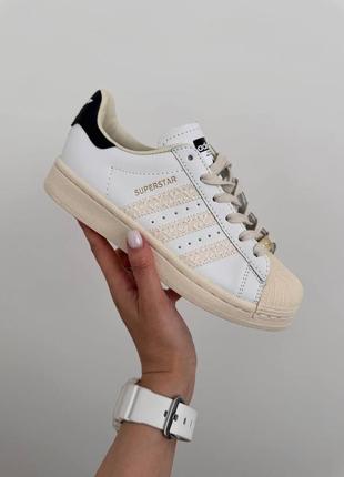 Шикарные женские кроссовки adidas superstar white beige logo premium белые с бежевым