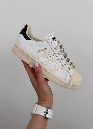 Розкішні жіночі кросівки adidas superstar white beige logo premium білі з бежевим1 фото