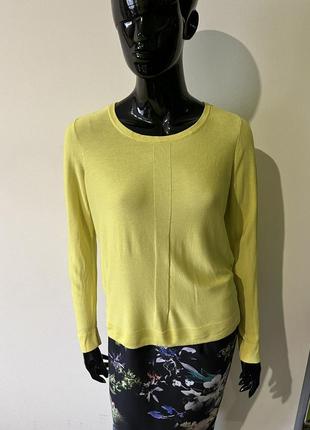 Желтый легкий свитер