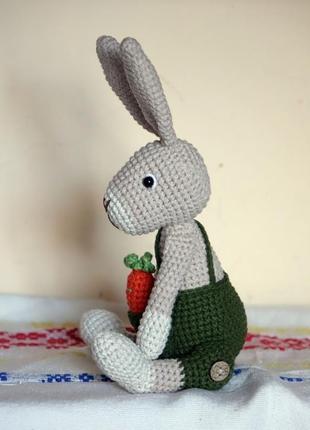 Іграшка амігурумі "кролик з морквиною"3 фото
