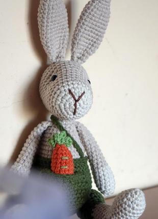 Іграшка амігурумі "кролик з морквиною"1 фото
