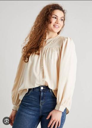 Красивенная бежевая блуза рубашка с вышивкой и объёмным рукавом2 фото
