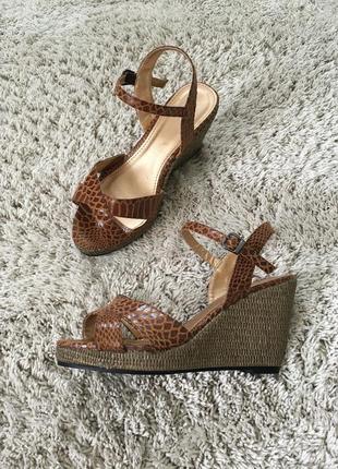 Нові босоніжки на танкетці